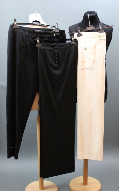 null CHANEL

Lot de 3 pantalons dont 2 en lainage noir, T. 44 et 48 et 1 en lainage...