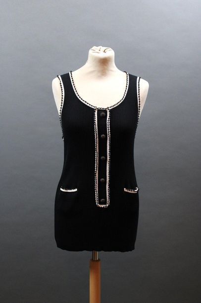 null CHANEL

Set of 3 pieces: 1 sleeveless top in black and white knit, T.46, 1 grey...