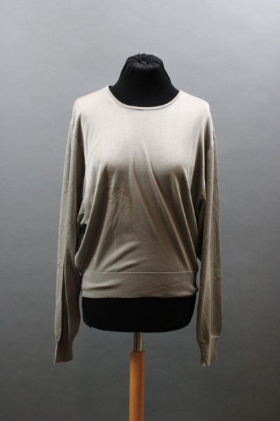 null HERMES

Grey silk sweater, T.XL