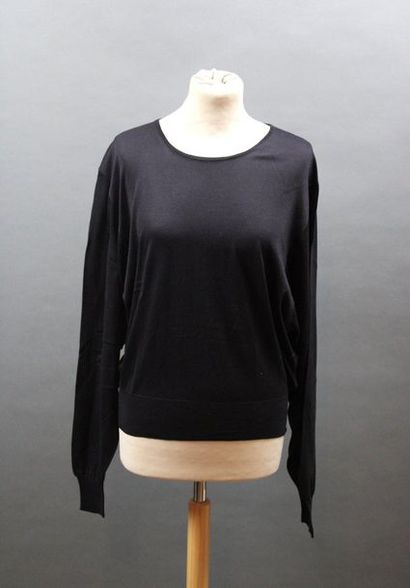 null HERMES

Black silk sweater, T.XL
