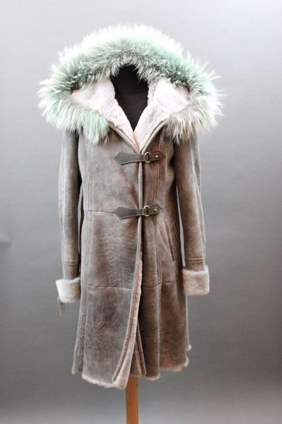 null SEGUR Fourrures

Manteau à capuche en mouton retourné gris, capuche bordée de...