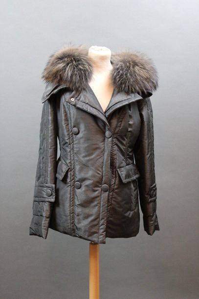 null GIANI

Jacket in anthracite fabric, grey fox collar, T.42-44 approx.