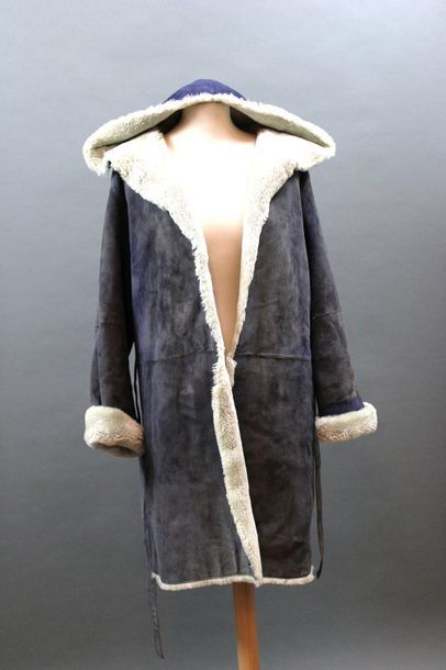 null FUR SEGUR

Navy sheepskin coat with belt, T.44 approx. (discolorations)