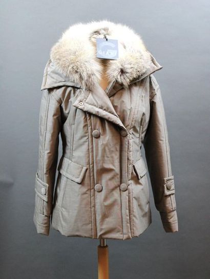 null GIANI

Hooded jacket in grey fabric, grey fox collar, T.42-44 approx.