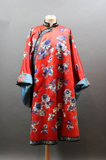 null Chinese red silk jacket embroidered with flowers and butterflies (small accidents...