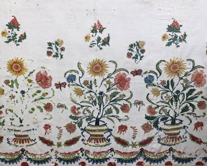null Fragment de broderie à décor de vases fleuris et de papillons (en l’état), XVIIIème...