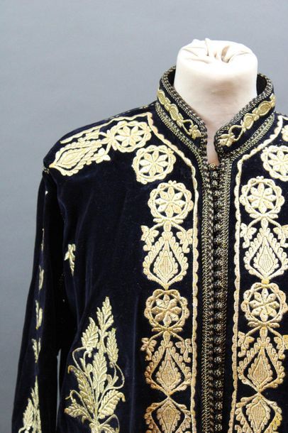 null Manteau de cérémonie en velours bleu nuit, broderies or (Maroc)