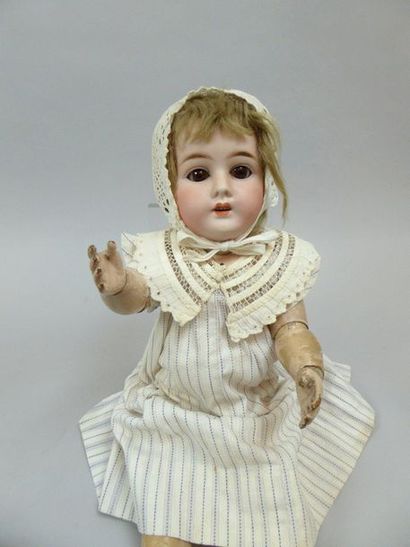 null Doll, porcelain head marked in hollow: 29 Mon Trésor, T.8, fixed brown eyes...