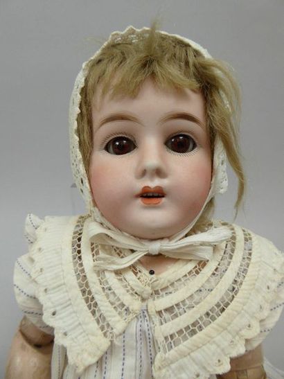 null Doll, porcelain head marked in hollow: 29 Mon Trésor, T.8, fixed brown eyes...