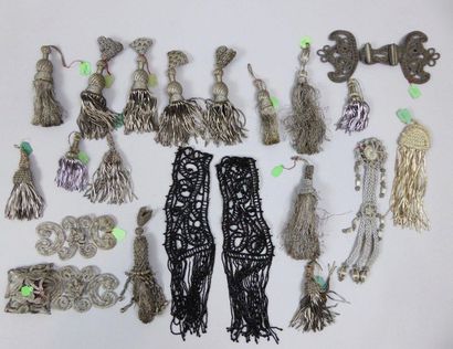 null Set of trimmings (tassels, tassels...) silver, 2 black beaded elements are attached...