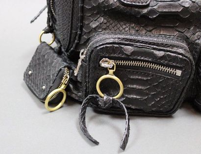 null CHLOE

Bag " Silverado " in black python (missing a small screw on the clasp),...