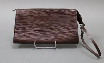 null Louis VUITTON

Neverfull" clutch bag in brown spiked leather (light scratch),...