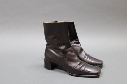 null HERMES

Pair of brown leather boots (wear under the sole), T.38