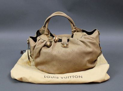 null Louis VUITTON

Sac « Surya » en cuir de veau perforé Mahina couleur galet, avec...