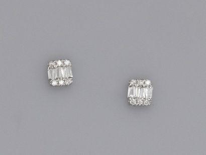 null Paire de puces en or gris 750°/00 (18K) , serties de diamants taille baguettes...