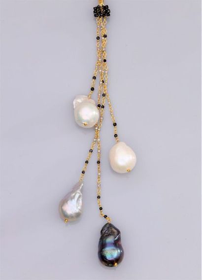 null Collier en vermeil 925, serti de spinelles noirs et de perles de culture baroques...