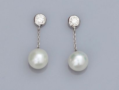 null Paire de boucles d'oreilles en or gris 750°/00 (18K) , serties chacune d'un...