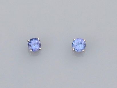 null Pair of 750°/00 (18K) white gold chips, each one is set with a round tanzanite...