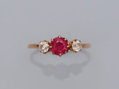 null Bague en or jaune 750°/00 (18K), sertie d 'une pierre rouge ronde fantaisie...