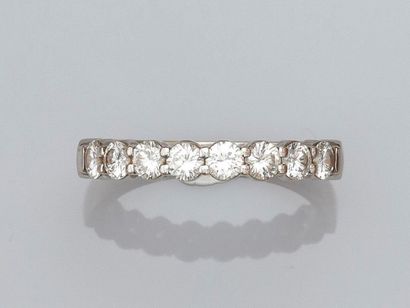 null Alliance d'homme en or gris 750°/00 (18K), sertie de beaux diamants taille brillant...