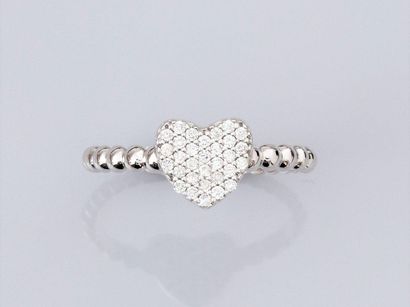 null Fine bague cœur en or gris 750°/00 (18K) , sertie de diamants taille brillant....