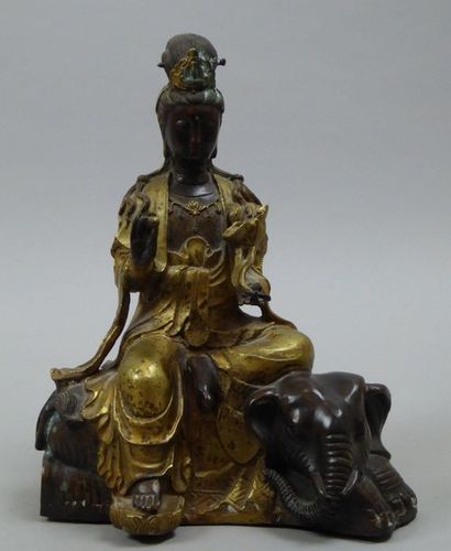 null Statuette en alliage cuivreux partiellement doré, figurant le Boddhissattva...