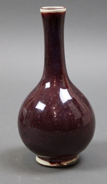 null Chine. Vase bouteille à haut col en porcelaine couleur sang de bœuf irisé sur...