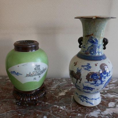 null Chine. Deux vases (H34cm) vert et (H46cm) bleu et blanc accidents