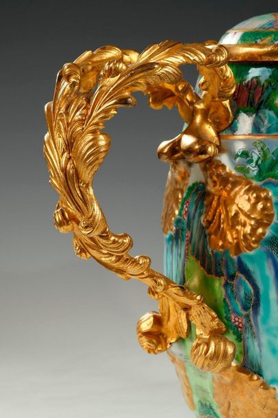 null Canton. Théière Famille Rose, prise et bec en bronze doré. H28 cm ; L27cm, XIXe...