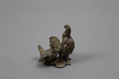null Petit sujet en bronze, Coq et poule, non signé. XXème siècle. H. 7,5 cm.