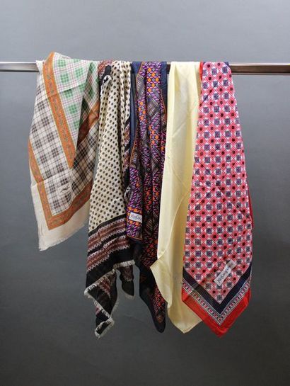 null Yves SAINT LAURENT

Lot de 2 foulards en laine et soie (88x88cm) et 3 foulards...