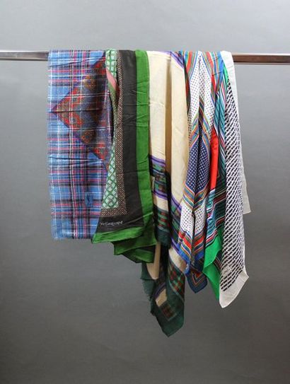 null Yves SAINT LAURENT

Lot de 2 foulards en laine et soie (88x88cm, un accro) et...