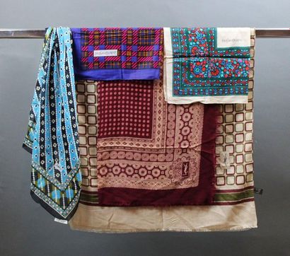 null Yves SAINT LAURENT

Lot contenant 1 écharpe (150x70cm) en laine et soie, 1 foulard...