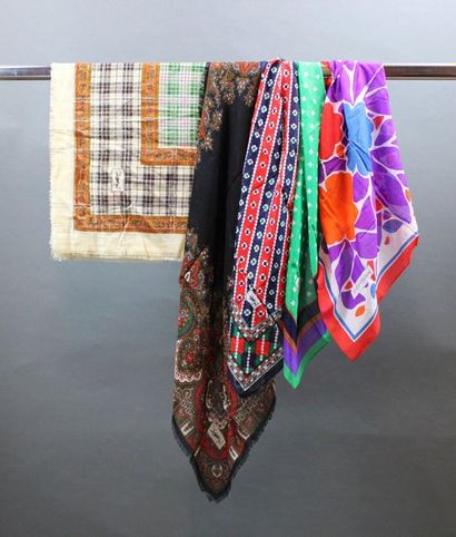 null Yves SAINT LAURENT

Lot de 2 foulards en laine et soie (88x88cm) et 3 foulards...