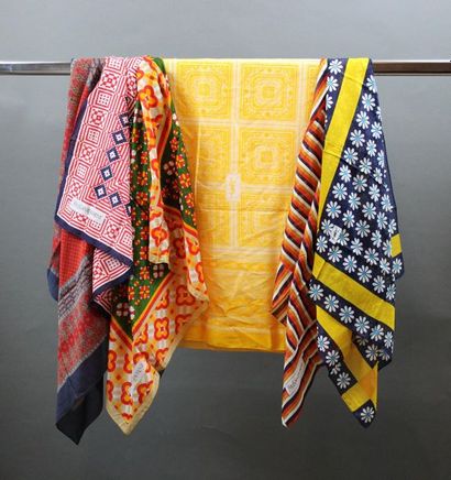 null Yves SAINT LAURENT

Set includes 1 cotton shawl, 3 cotton scarves (88x88cm)...