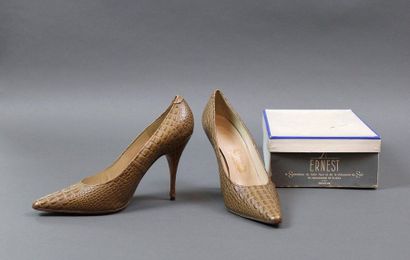 null ERNEST, circa 1960

Pair of beige crocodile style leather pumps, T.6.5, in its...