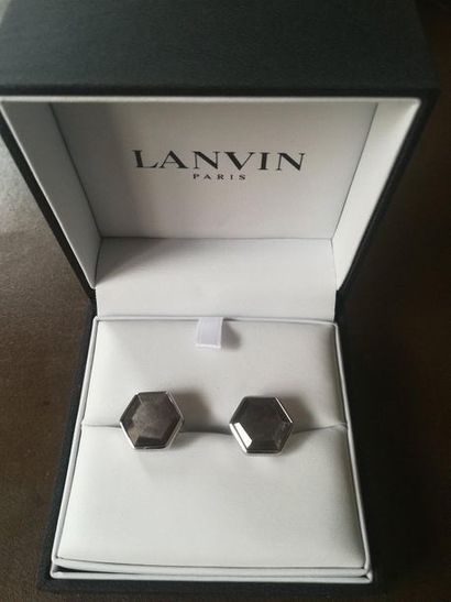 null LANVIN

Pair of cufflinks, hexagonal shape, in silver metal and grey mother-of-pearl....