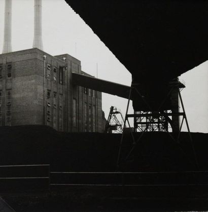 null ARCHITECTURE (Newton Abbot, cheminée, usine et divers). Circa 1970. Ensemble...