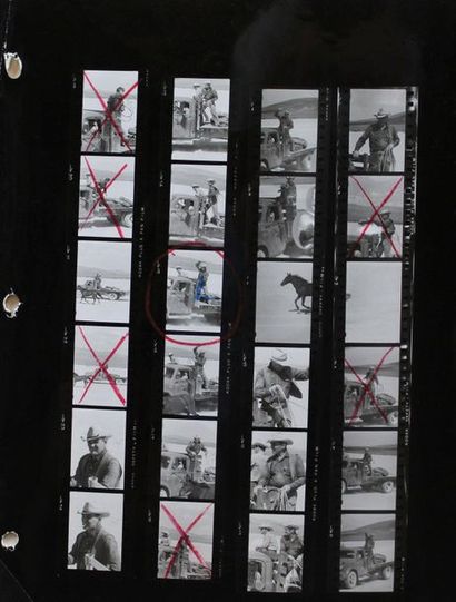 null ARNOLD Eve (1912-2012). Planche contact de 24 vues (24x36) du film "Les Désaxés"...