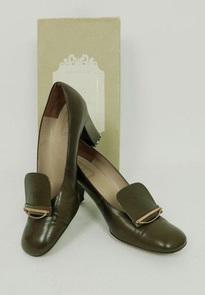 null Christian DIOR shoes, circa 1960

Soprano model, pair of chocolate leather shoes...