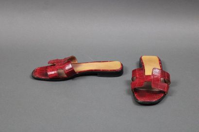 null HERMES

Paire de mules « Oran » en crocodile rouge, (ressemelées et usures),...