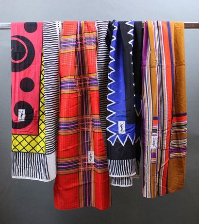 null Yves SAINT LAURENT

Set of 4 cotton shawls with geometric patterns (1 small...
