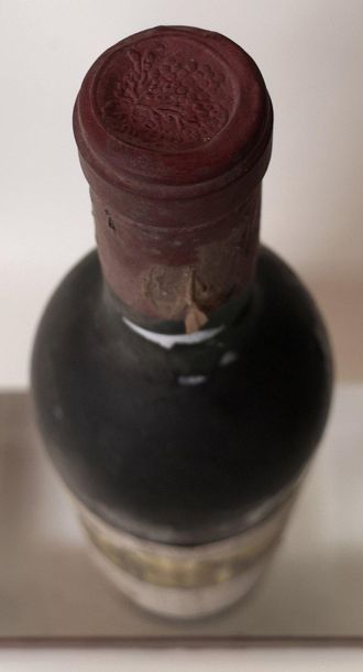 null 1 bouteille CHÂTEAU L'ANGELUS - Pomerol 1966
Etiquette légèrement tachée, niveau...