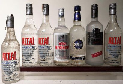 null 7 bouteilles VODKA : 4 flacons Altaï Siberie,1 FLAGMAN Russie, 1 WIBOROWA Pologne...