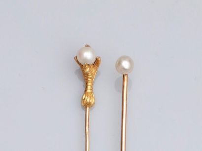 null Deux épingles de cravates en or jaune 750°/00 (18K), serties de petites perles...