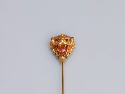 null Epingle de cravate en or jaune 14 K (375°/00)à décor de tête de  lion, sertie...
