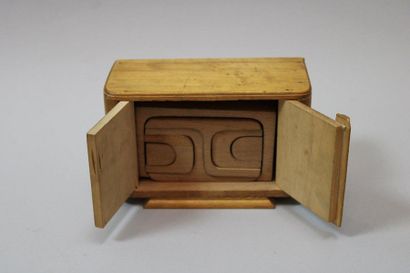 null Petite armoire de poupée en bois contenant 1 petit mobilier, on y joint 1 petite...