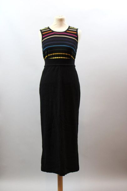 null Sonia RYKIEL

Lot de 4 pièces : une jupe longue en maille noire, T.38, 1 top...