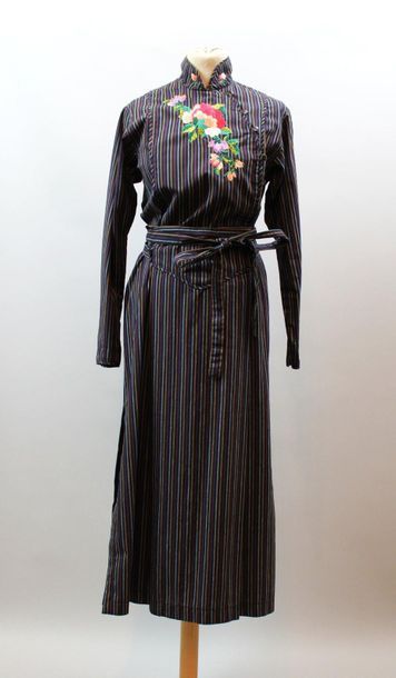 null KENZO Jap, 1975

Robe en coton rayée sur fond noir, broderies de fleurs, avec...