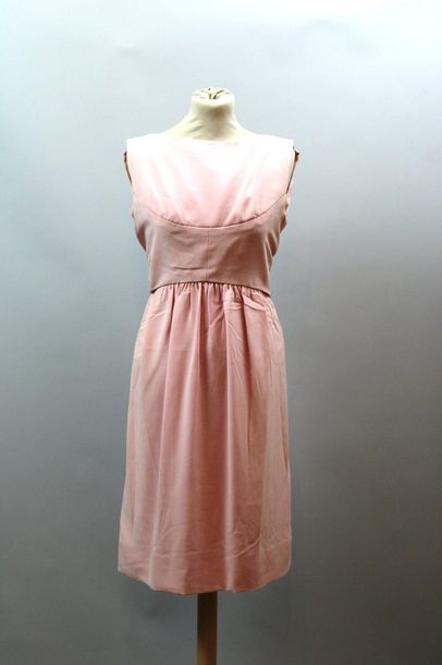 null Lot de 4 robes des années 60 dont 1 en crêpe rose griffée Michel GOMA, 1 en...